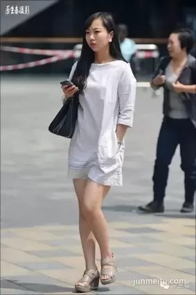 街拍北京潮女短裙短褲清涼裝！（組圖）