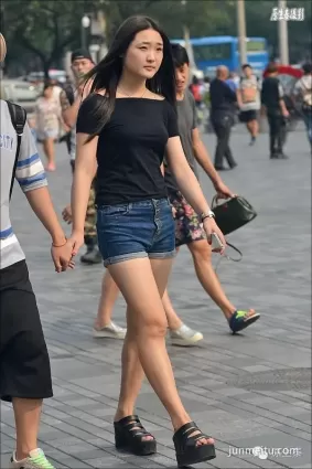 街拍二八月亂穿衣的北京潮女！（組圖）