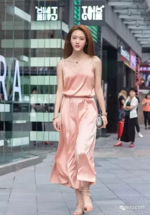 街拍柔和又优雅的粉色套装，穿出时尚的感觉