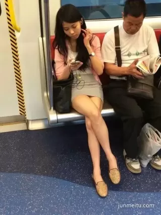 街拍地铁遇美女，短裙很尴尬