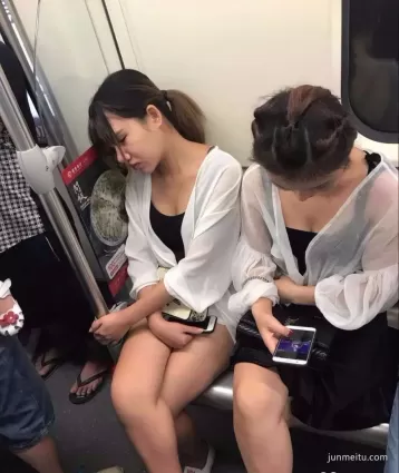 街拍 | 地铁偶遇两个漂亮妹子