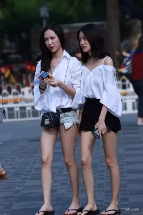 街拍跟拍兩個逛街的大長腿美女
