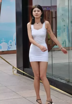 街拍白色包臀短裙高挑長腿前凸後翹完美身材美女