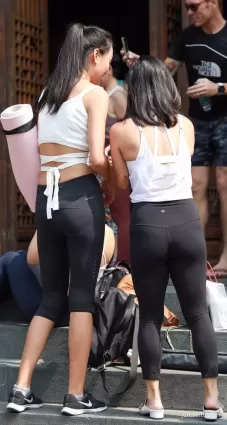 街拍高挑紧身瑜伽裤高挑美女