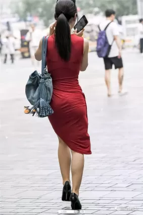 紅裙美女的背影好迷人