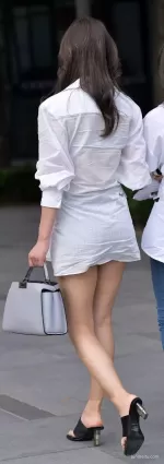 高挑白色短裙大白腿气质美女