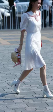 街拍精致时尚白色长裙高挑气质女郎