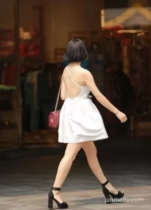 街拍 | 白色短裙露背裝時尚女郎