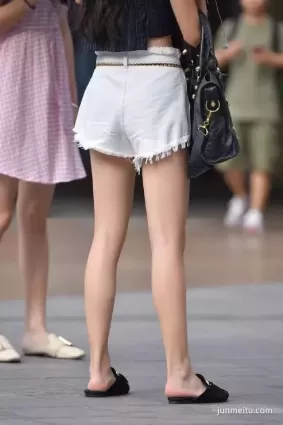街拍時尚個性短褲美腿妹紙