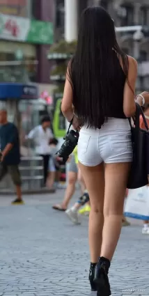 街拍白色熱褲高挑大長腿氣質墨鏡時尚女郎