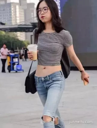 街拍一个性感的牛仔裤露肚脐少女
