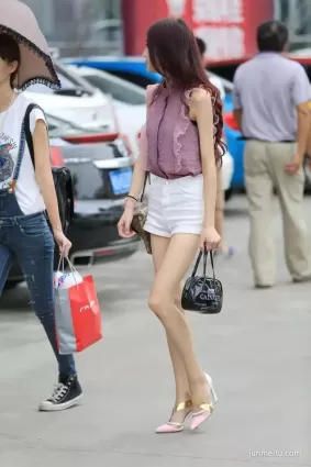 街拍氣質高挑大長腿時尚漂亮女郎