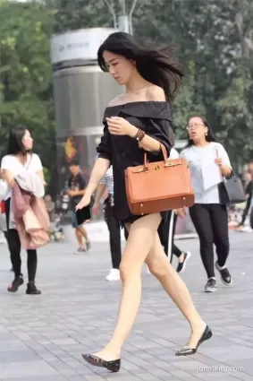 街拍時尚露肩長發的大長腿氣質美女