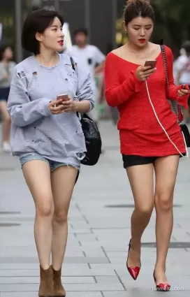街拍两个漂亮时尚的热裤女郎