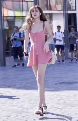 街拍皮白，粉裙的长发！