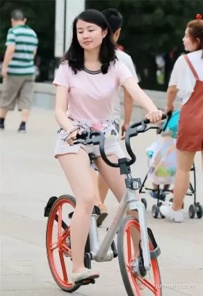 街拍骑单车的清纯小女生