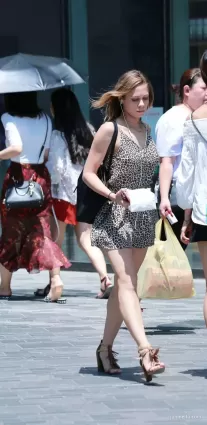 街拍豹紋超短裙豐腴玉腿氣質洋妞闊步走路逛街