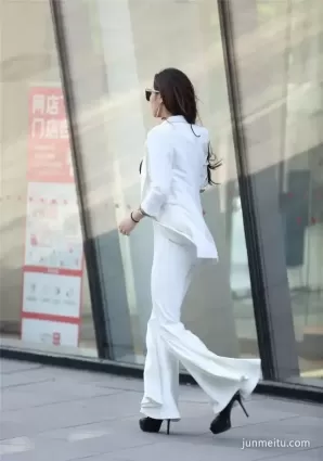 街拍時尚美女 | 白色套裝似仙女 身高還溝深