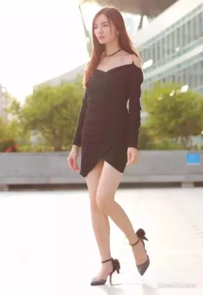 街拍漂亮的黑色短裙长腿气质女郎