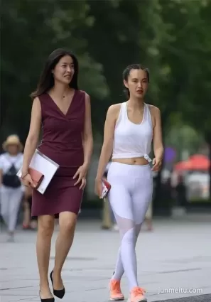 街拍紧身裤 | 白色紧身裤美女与众不同的时尚气质