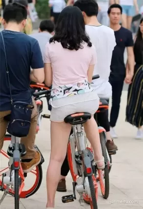 街拍騎共享單車豐盈白皙雙腿清新短褲眼鏡妹紙