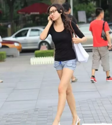 街拍高挑大长腿气质眼镜漂亮女郎