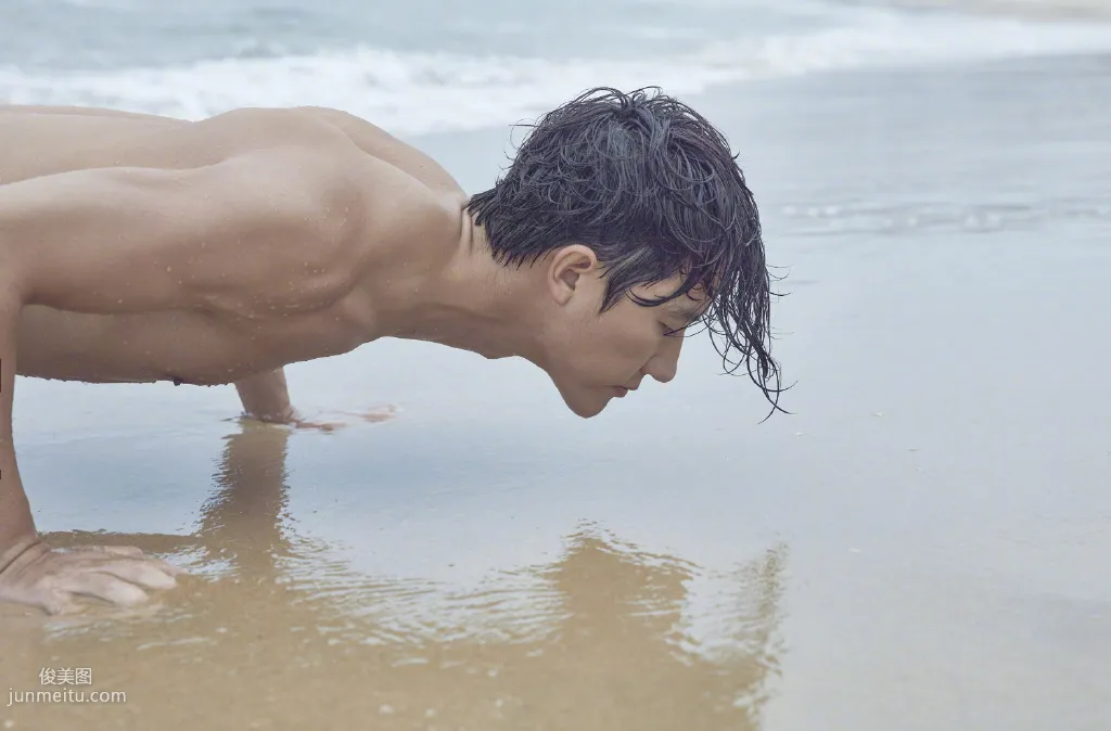 黄轩大海里玩冲浪健身写真，半裸上身大秀完美肌肉身形套图7