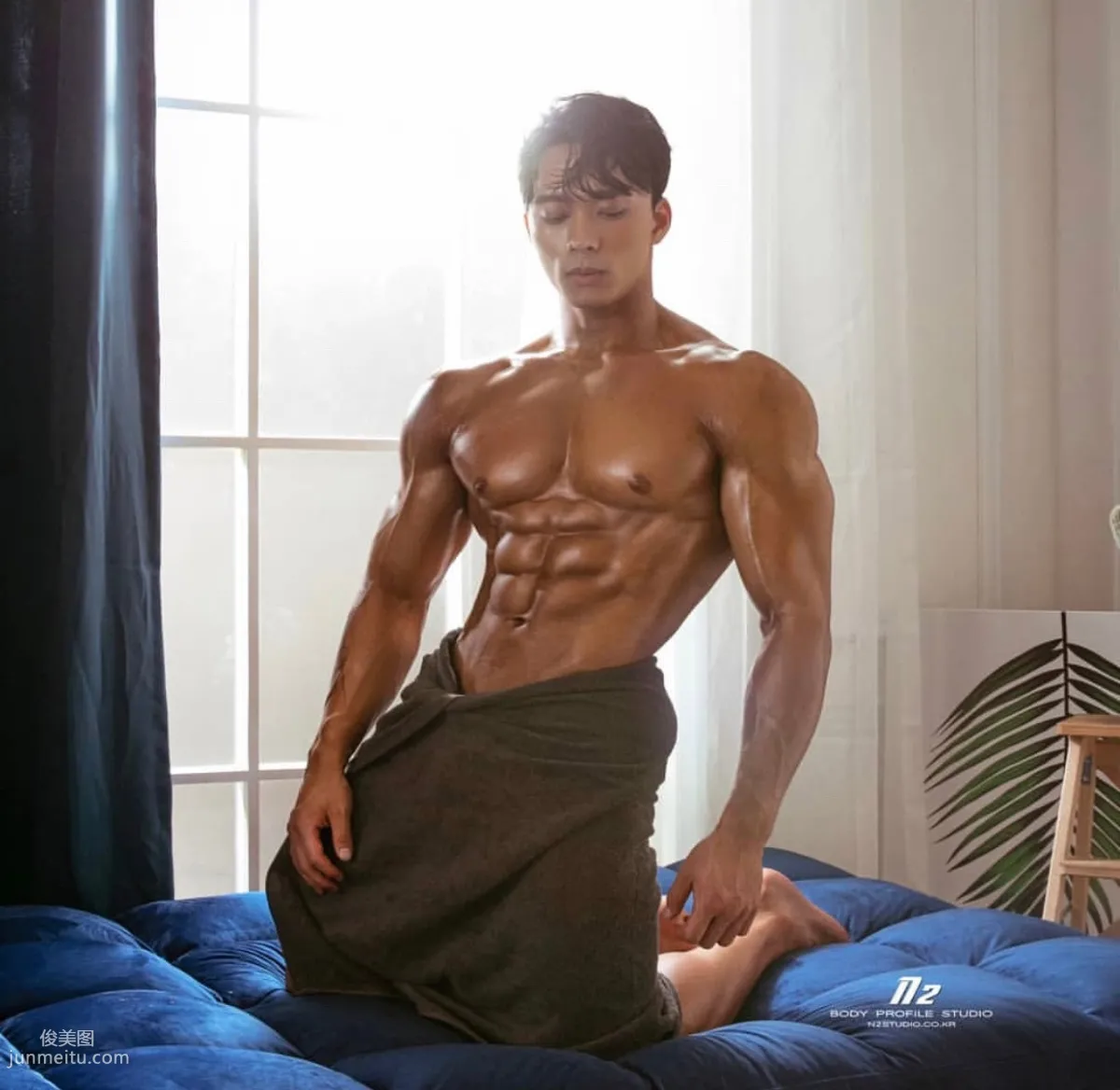 八块腹肌很明显，冷酷霸气的韩国肌肉男图片套图1