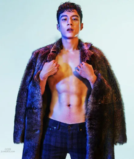 肌肉帅哥韩东君性感写真，大秀六块腹肌，身材健美迷人套图1