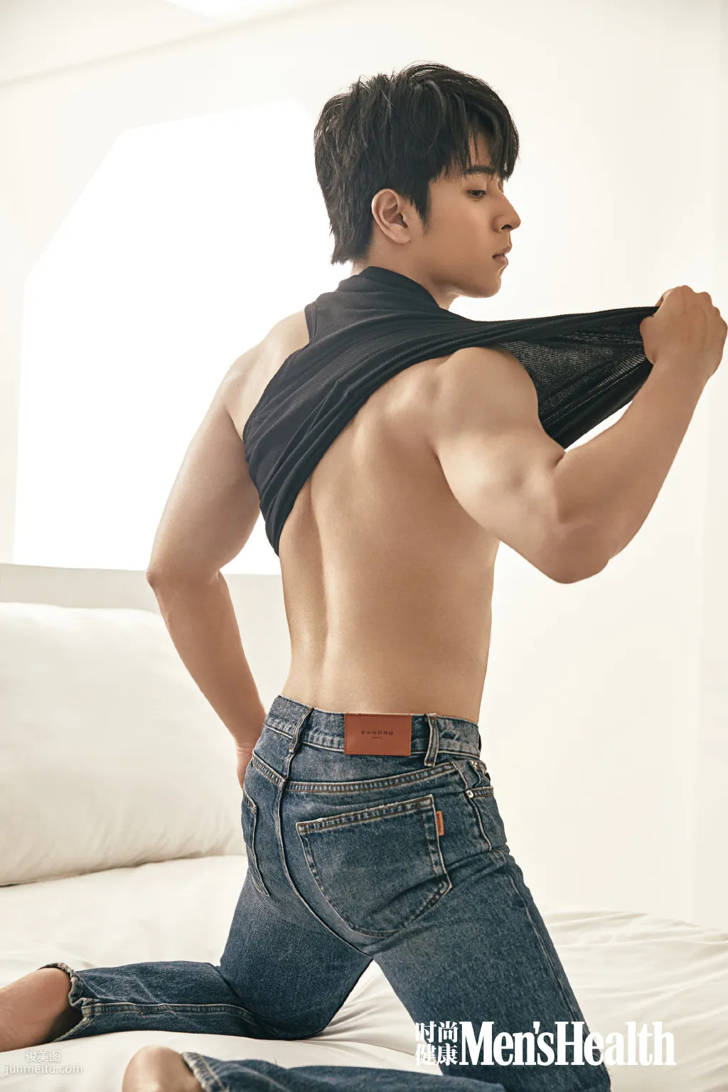 肌肉帅哥明星陈若轩半裸上身写真，大秀八块性感腹肌套图4