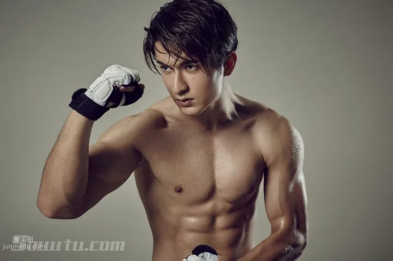 帅哥明星米热拳击主题写真，半裸上身大秀肌肉套图3