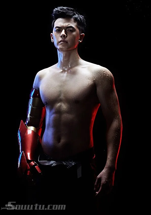 王煜露上身肌肉，右手穿钢铁侠拳套，身材健硕挺拔套图3
