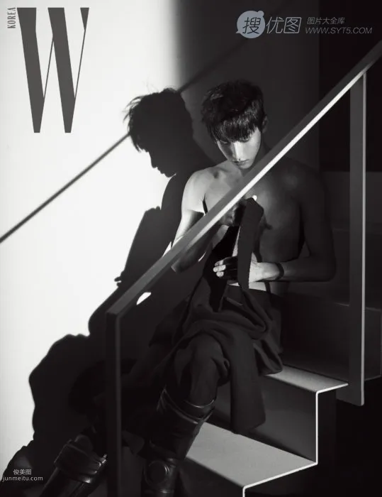 韩国帅哥李洙赫黑白写真图片，个性潮装尽显暖男特质套图5