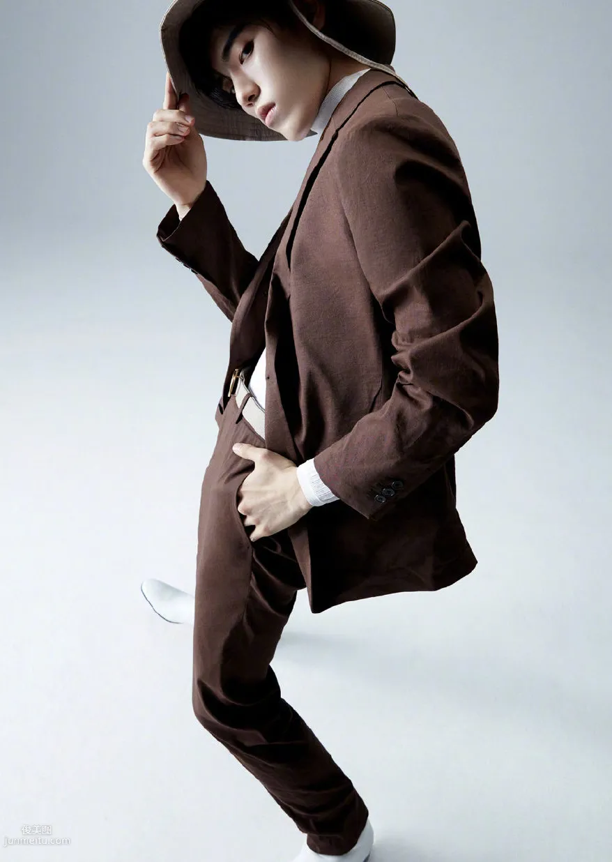 山西帅哥明星王子异杂志封面照片，多套服饰诠释不一样时尚魅力套图2