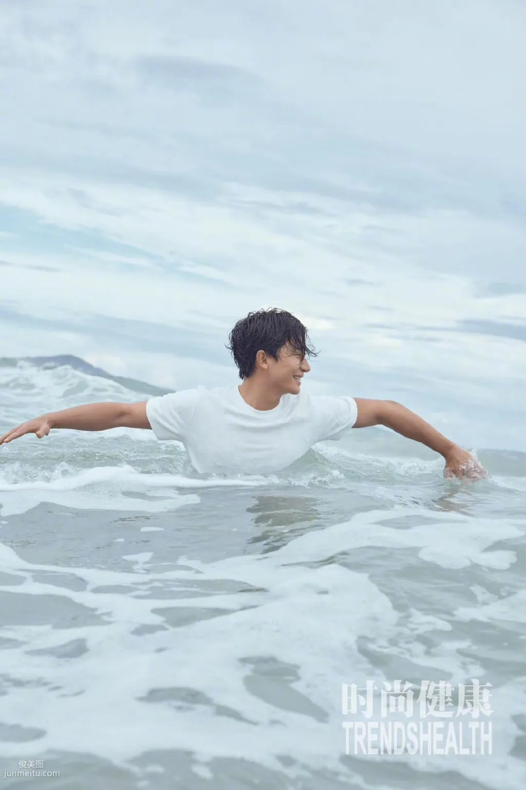 黄轩大海里玩冲浪健身写真，半裸上身大秀完美肌肉身形套图2