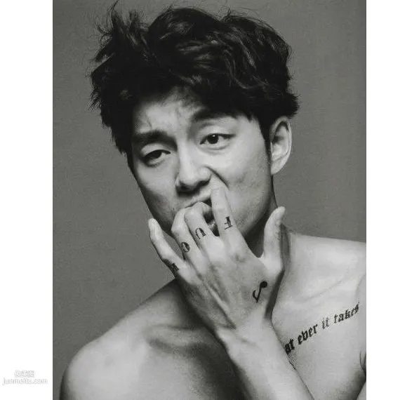 演员孔刘半裸上身大秀腹肌，纹身，颓废感十足黑白写真图片套图4