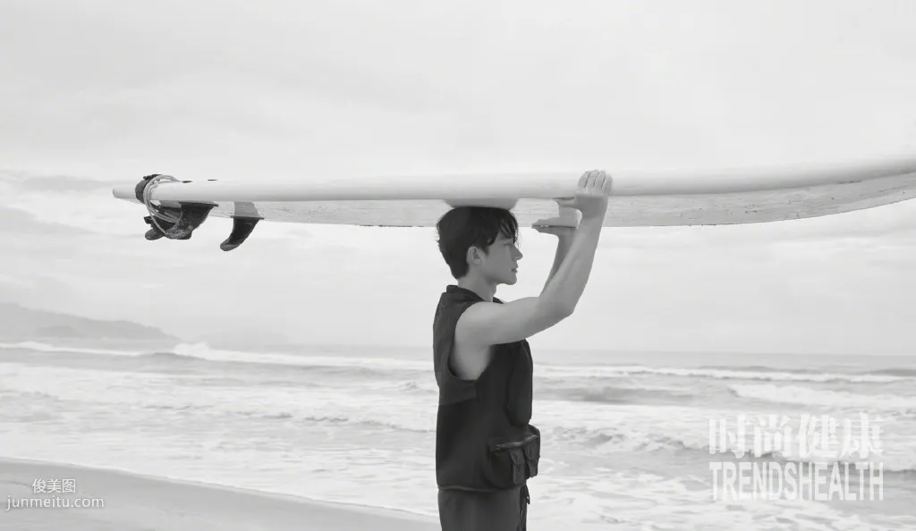 黄轩大海里玩冲浪健身写真，半裸上身大秀完美肌肉身形套图8
