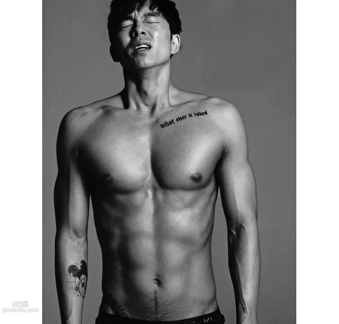 演员孔刘半裸上身大秀腹肌，纹身，颓废感十足黑白写真图片套图7