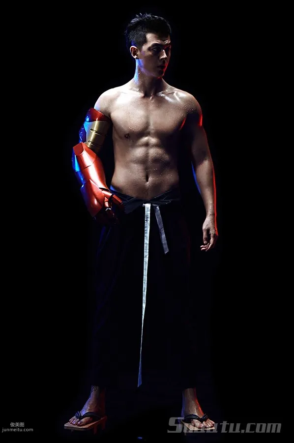 王煜露上身肌肉，右手穿钢铁侠拳套，身材健硕挺拔套图2