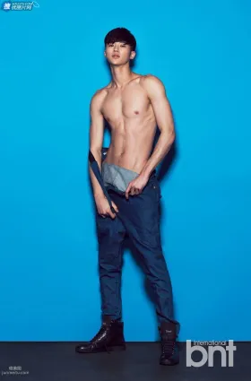 韓國小鮮肉2-帥氣男模卞宇錫半裸上身秀完美腹肌
