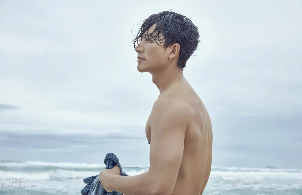 黄轩大海里玩冲浪健身写真，半裸上身大秀完美肌肉身形套图12