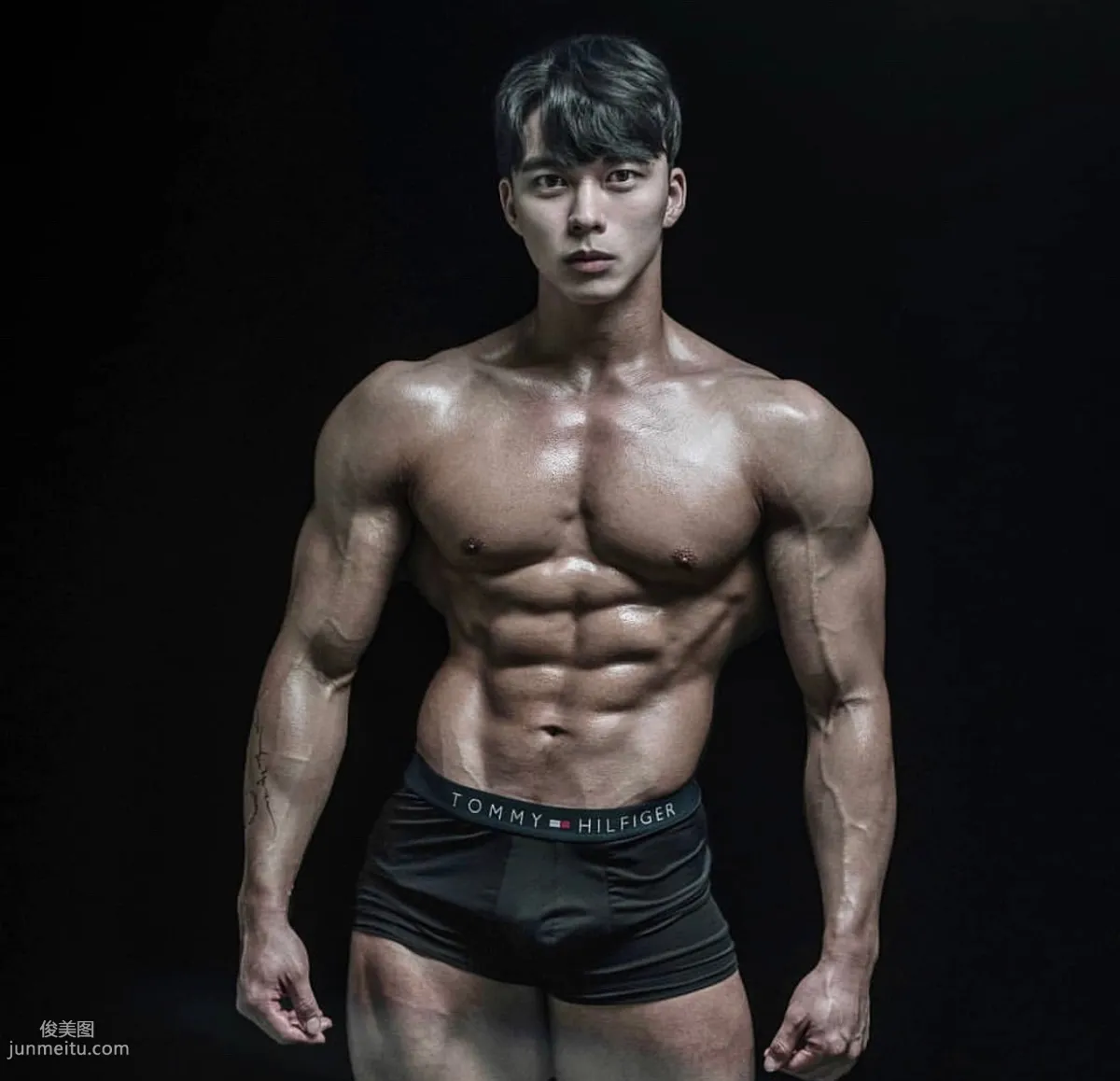 八块腹肌很明显，冷酷霸气的韩国肌肉男图片套图2