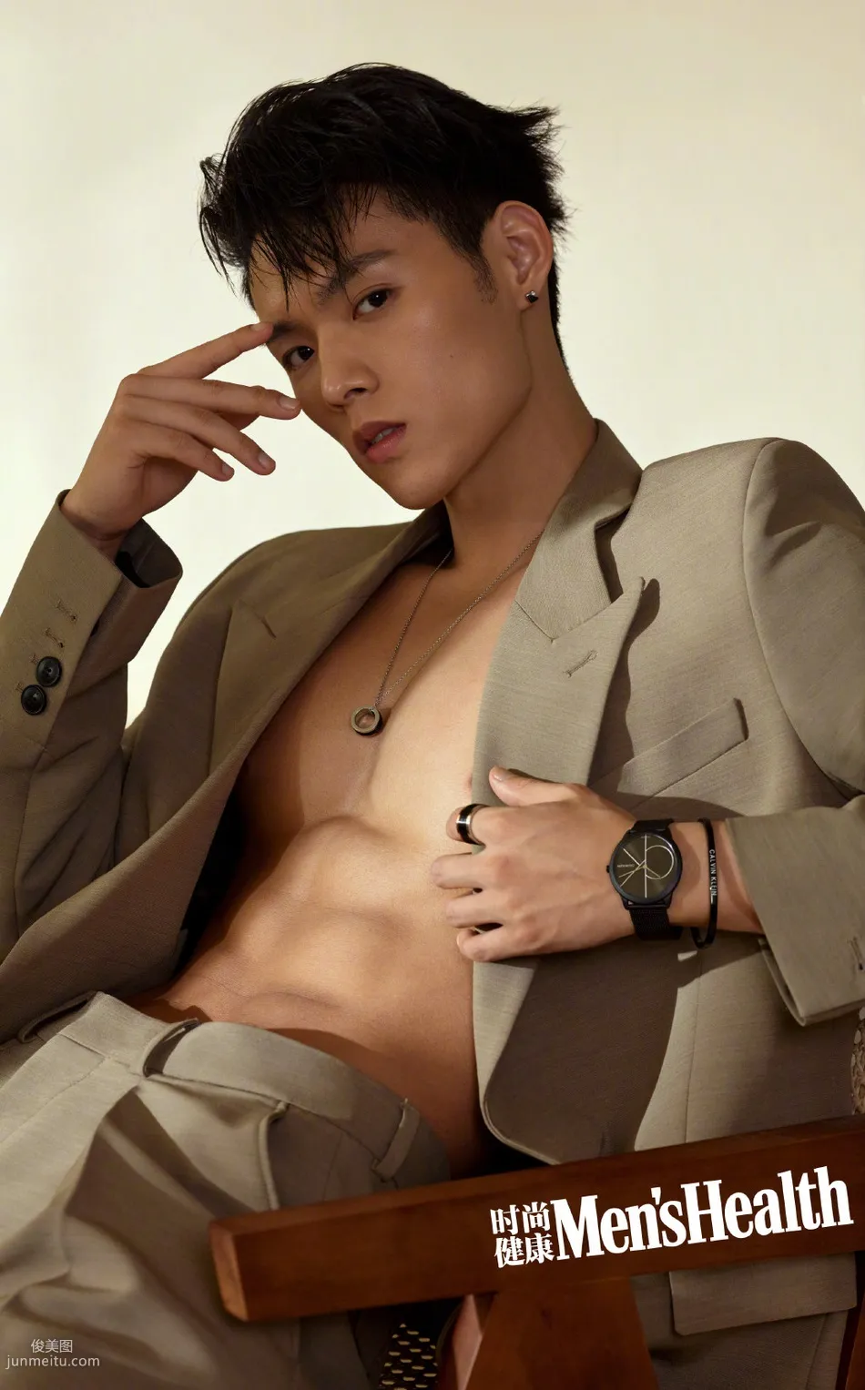 台湾帅气男歌手董又霖半裸上身大秀肌肉，腹肌写真杂志图片套图1