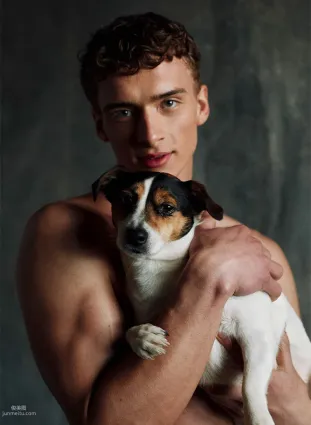抱着一个狗狗的小平头欧美肌肉男写真图片