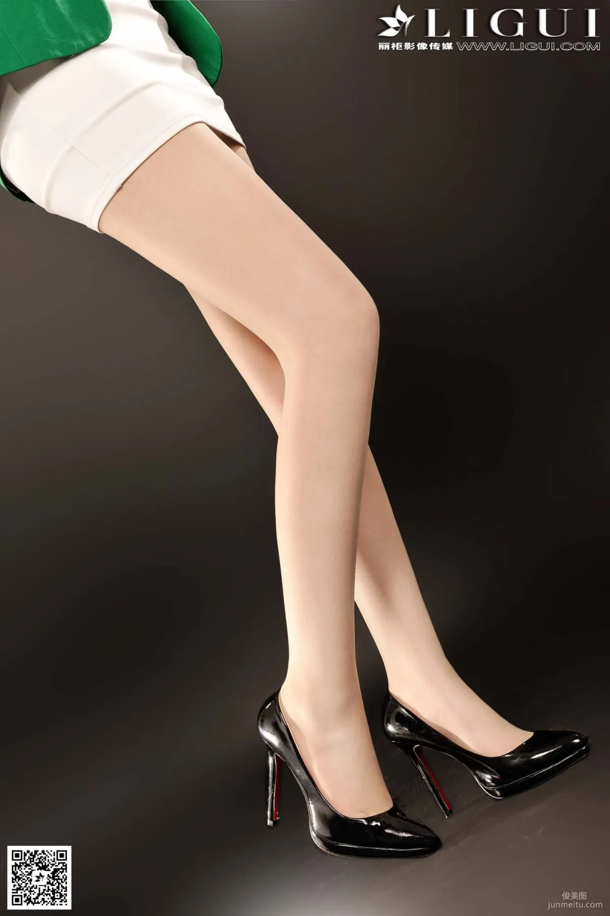 [丽柜LiGui] Model 菲菲《绿色职业装丽人丝足》美腿玉足写真图片2