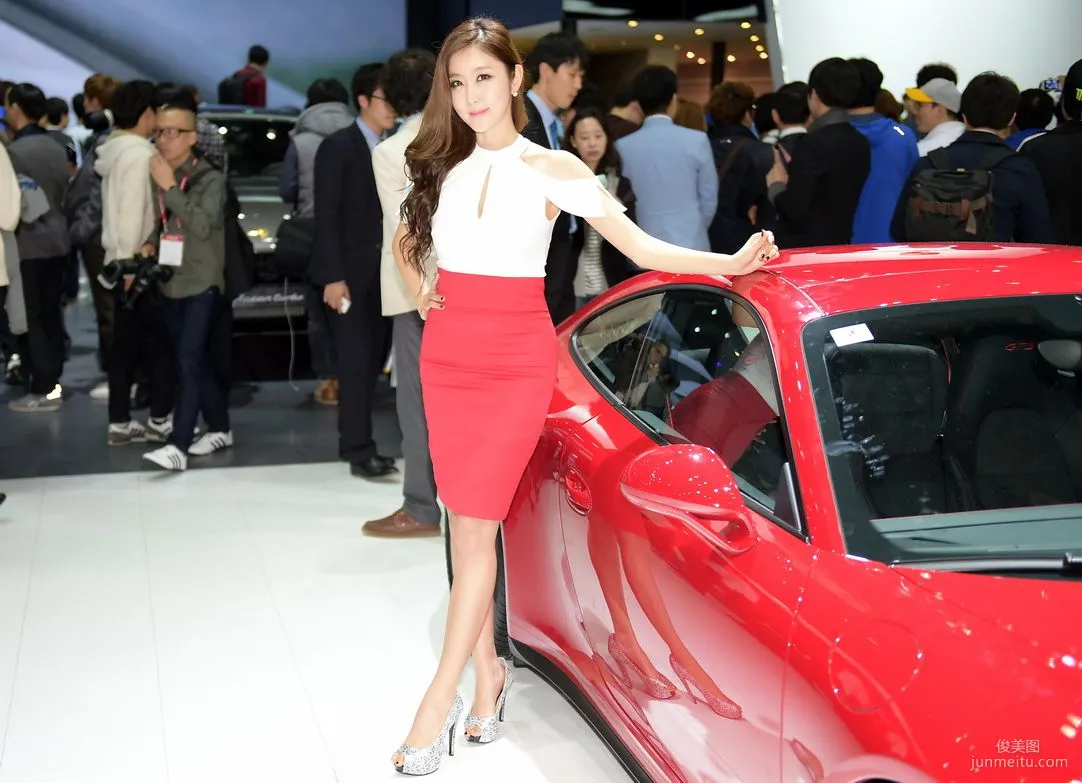 韩国车模崔星雅/崔星儿《车展红色套裙系列》图片合辑9