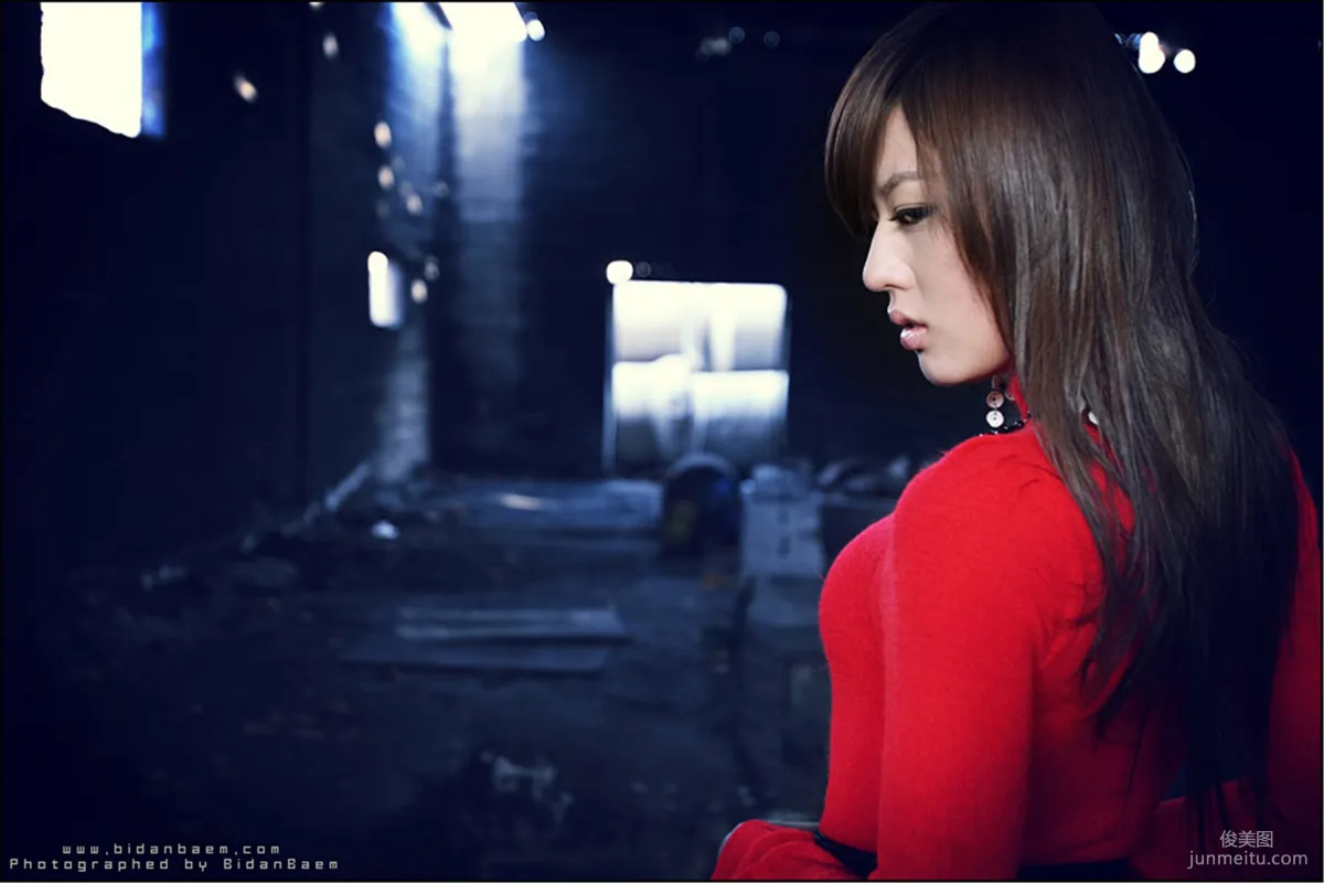 韩国模特黄美姬《废墟里的红衣美女》写真集35