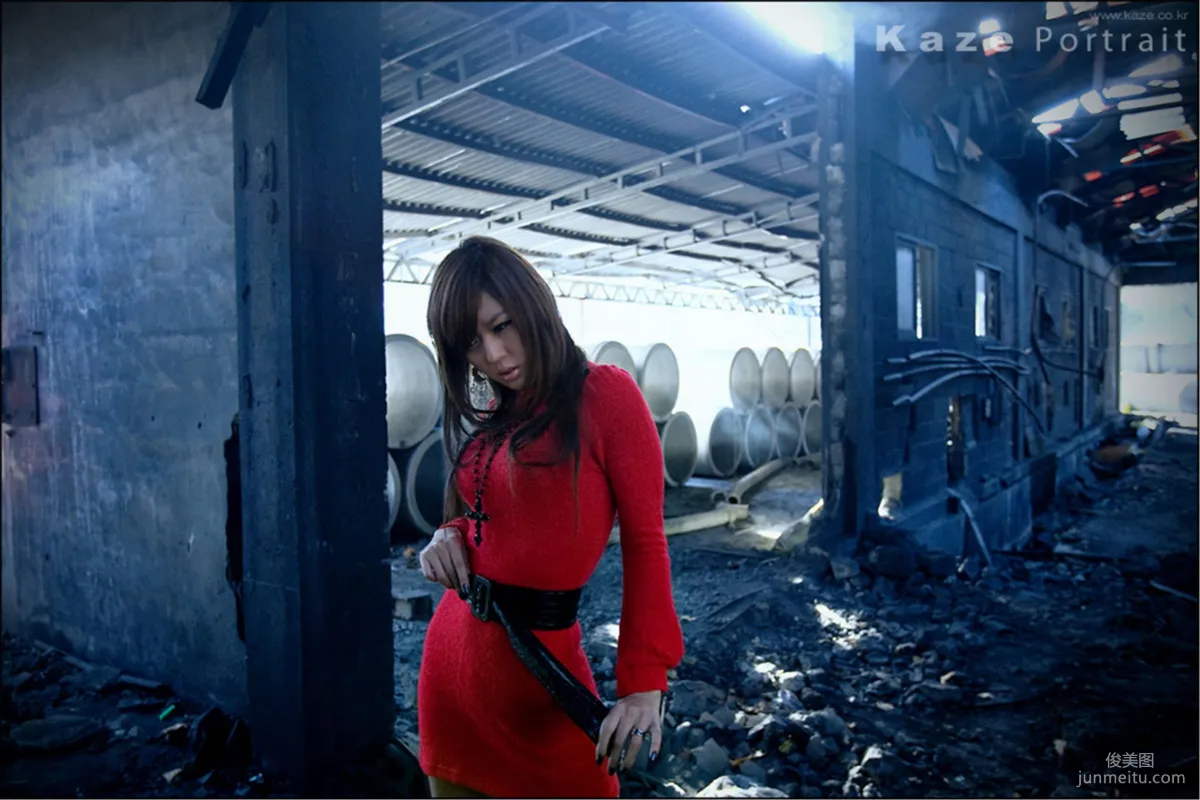 韩国模特黄美姬《废墟里的红衣美女》写真集2
