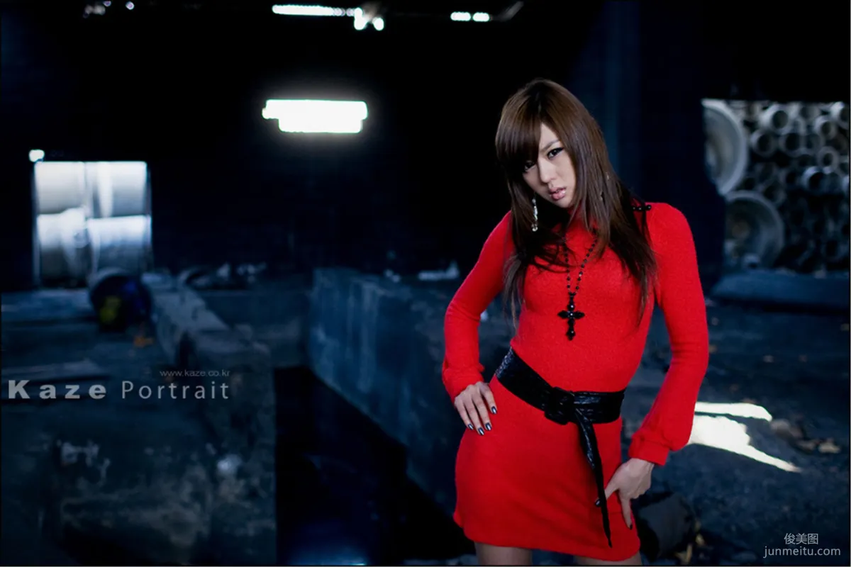 韩国模特黄美姬《废墟里的红衣美女》写真集8