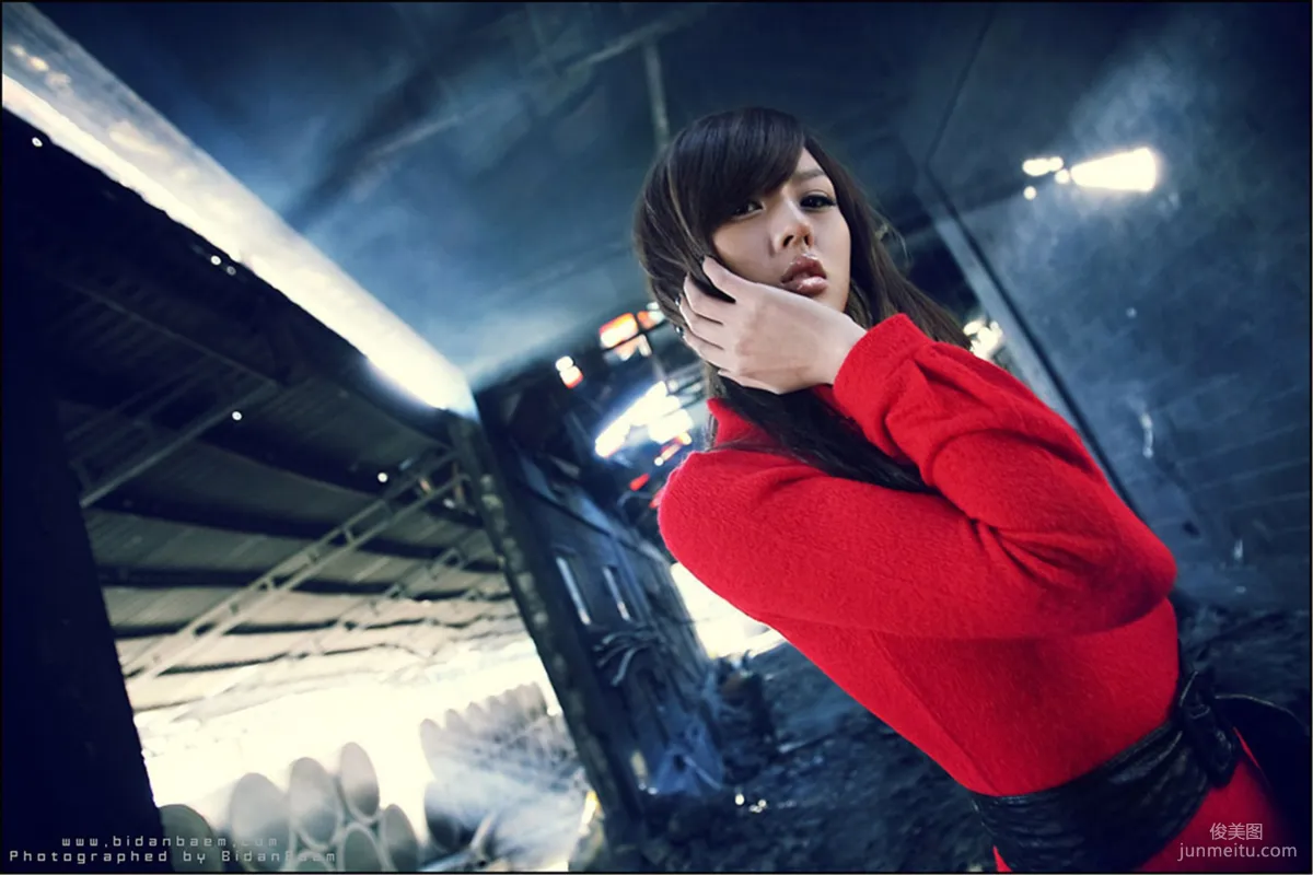 韩国模特黄美姬《废墟里的红衣美女》写真集33